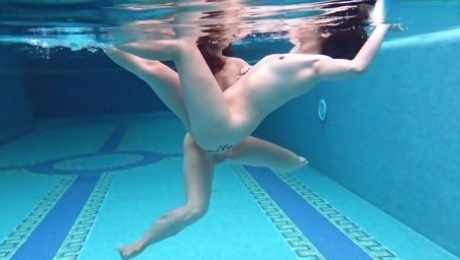 Ardent nice all natural hottie Lizi Vogue looks great while being nude underwater