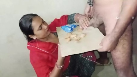 Desi girl eating sperm bhai ka lund chus kar mal nikala biscuit par chudai