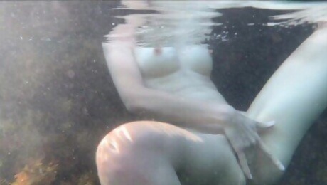 Naked girl swims in the sea and masturbate underwater