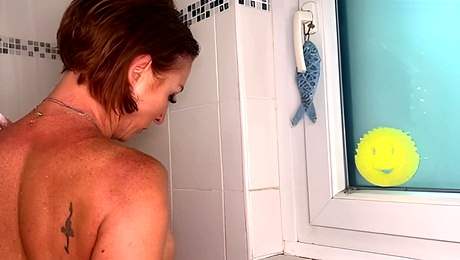 Wench's shower blowjob smut