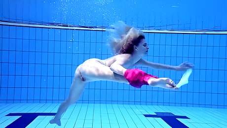 Pool girl movie with impressive Elena from Underwater Show