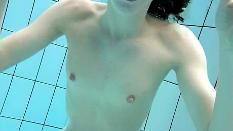 Looking good lovebird at teen (18+) clip